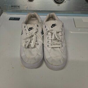 Nike Low top tennis shoes sz 10 women's